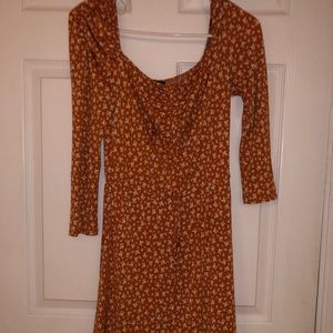 Shoulder pad-like orange dress semi high